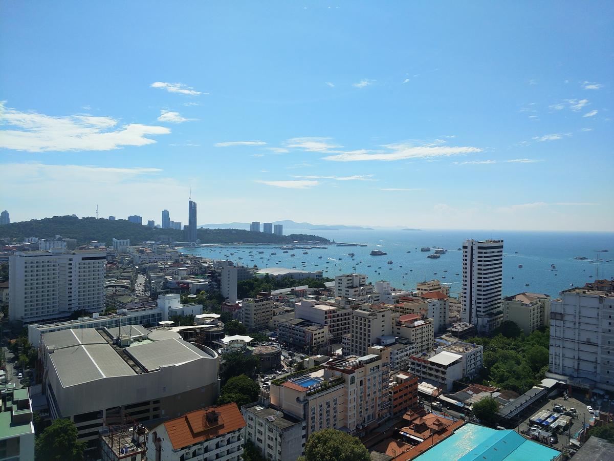 The Base Pattaya 芭提雅基地公寓 Buitenkant foto