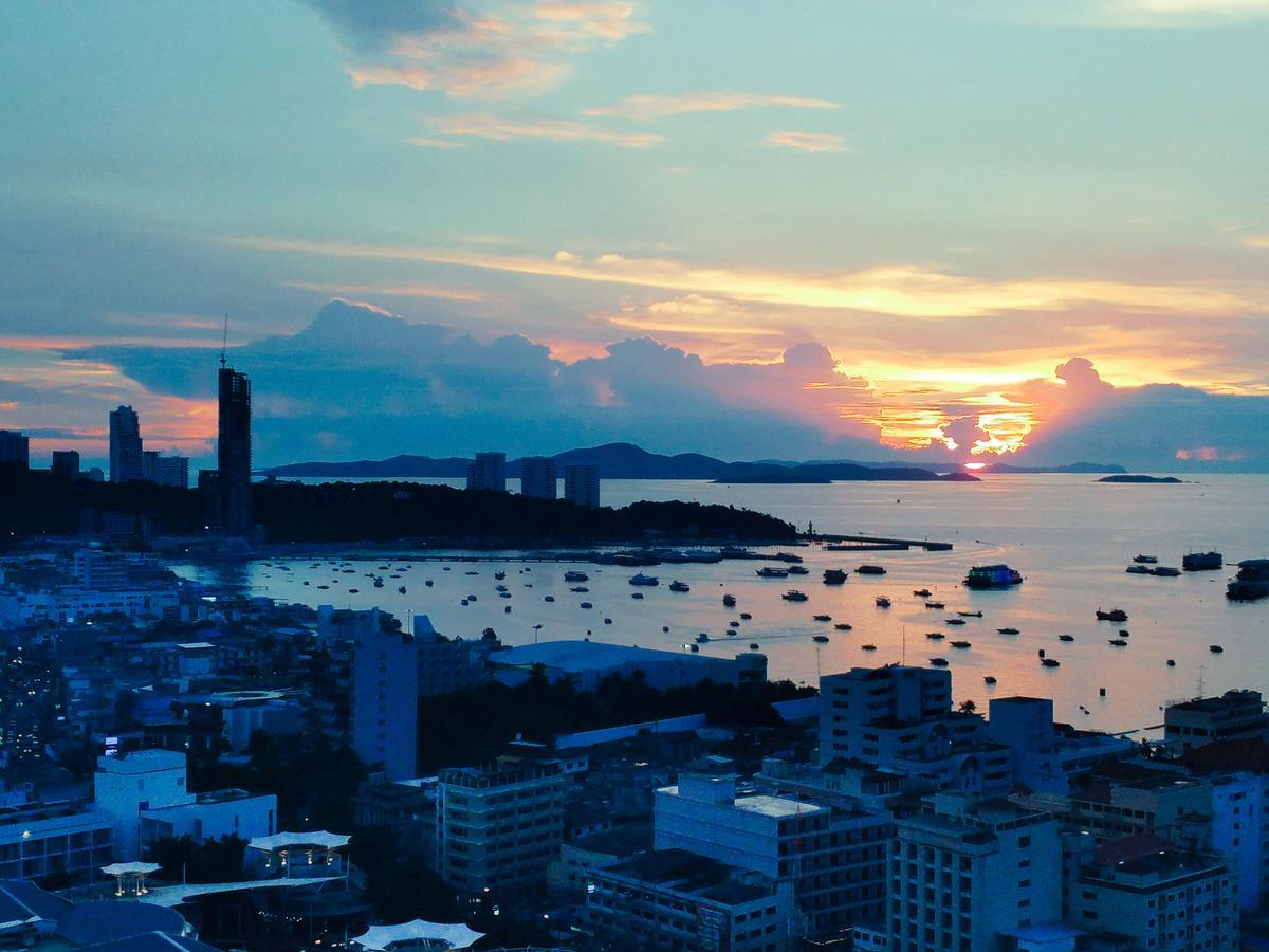 The Base Pattaya 芭提雅基地公寓 Buitenkant foto