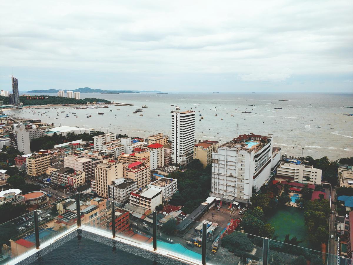 The Base Pattaya 芭提雅基地公寓 Buitenkant foto